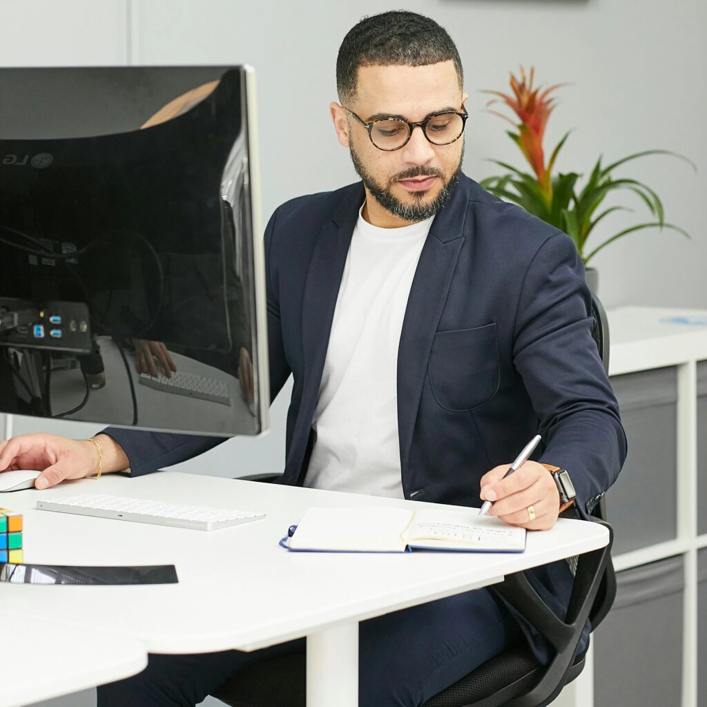 Cropped image 1 booking. Com chatbot es